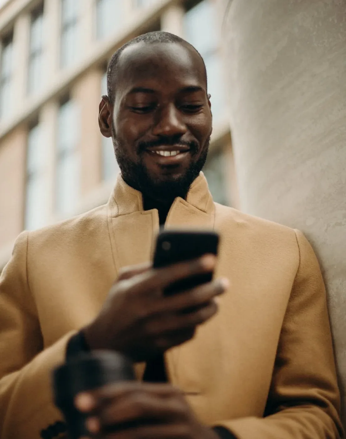 Mann liest E-Mails auf seinem Smartphone